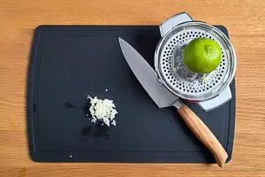 Knoblauch fein hacken und Limette auspressen