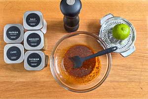 Marinade aus Olivenöl, Paprikapulver, Oregano, Thymian, Salz, Kreuzkümmel, Limettensaft, Knoblauch und Pfeffer anrühren