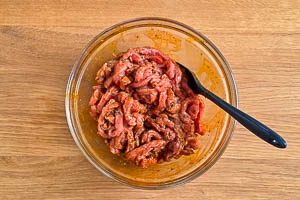 Fleisch mit der Marinade vermengen und ruhen lassen