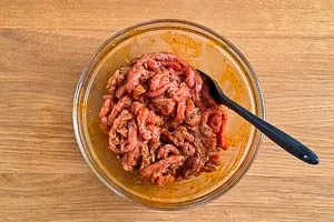 Fleisch mit der Marinade vermengen und ruhen lassen