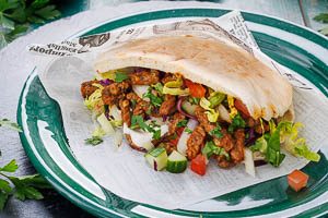 Anschließend das Pita-Brot nach Belieben belegen. Fertig ist dein selbstgemachter Döner.