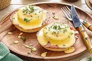 Fertig sind die Eggs Benedict!