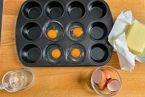 Muffinform einfetten und aufgeschlagene Eier hineingeben.