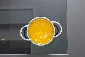 Butter im Topf schmelzen.