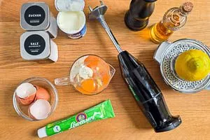 Zutaten für die Hollandaise in einen Rührbecher und pürieren.
