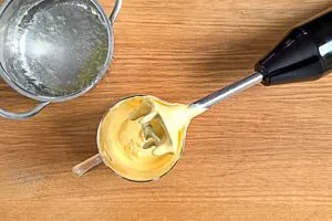 Butter in die Masse gießen und weiter pürieren.