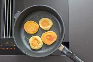 English Muffins in der Pfanne toasten.