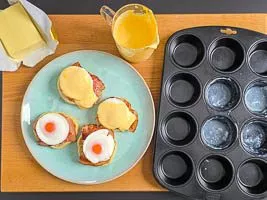 Eggs Benedict stapeln und servieren.