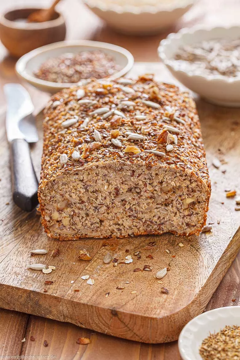 Brot mit Körnern und Quark