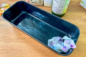 Kastenform f&uuml;r das Eiwei&szlig;brot mit Raps&ouml;l einfetten