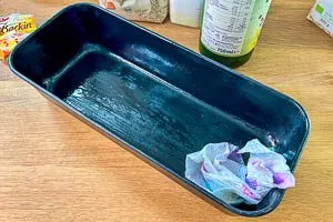 Kastenform für das Eiweißbrot mit Rapsöl einfetten