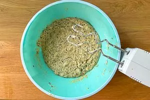 Brotteig-Zutaten in einer Rührschüssel vermengen