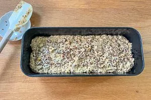 Teig in eine Kastenform füllen