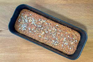 Eiwei&szlig;brot nach dem Backen in der Form ausk&uuml;hlen lassen