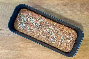 Eiweißbrot nach dem Backen in der Form auskühlen lassen