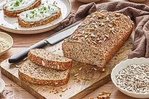 Selbstgebackenes Eiweißbrot frisch aufgeschnitten serviert