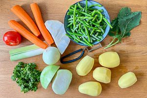 Die Zutaten für den Gemüseeintopf vorbereiten.