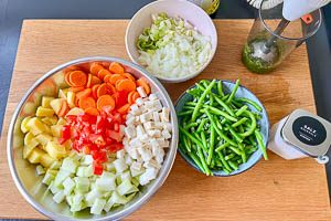 Das Gemüse klein schnippeln und das Petersilienöl herstellen.