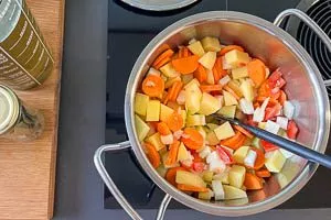 Den Rest des Gem&uuml;ses in den Topf geben und mit anbraten.
