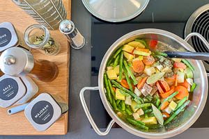 Gemüsebrühe eingießen und würzen.