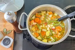 Die Lorbeerbl&auml;tter herausnehmen und gegebenenfalls nachw&uuml;rzen.