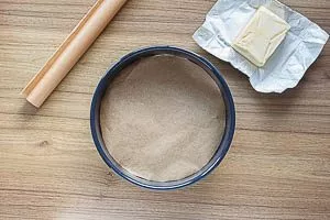 Die Springform mit Backpapier auskleiden.