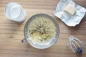 Butter mit Zucker hell aufschlagen.