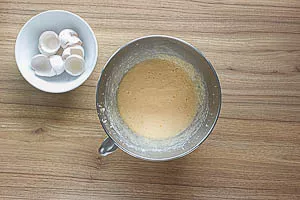 Eier zugeben und einr&uuml;hren.