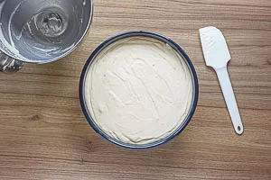 Den Teig in die Form f&uuml;llen und backen.