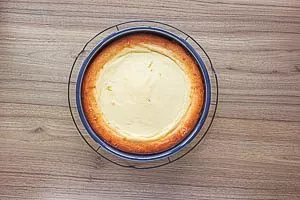 Kuchen in der Form im Ofen ausk&uuml;hlen lassen.