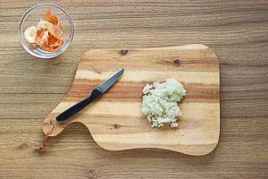 Zwiebeln klein schnippeln.