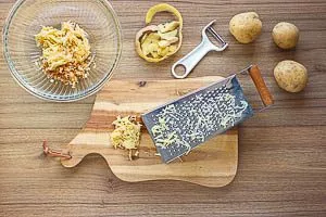 Kartoffeln klein raspeln.