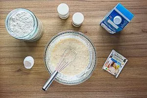 Teig mit den trockenen und feuchten Zutaten anr&uuml;hren.