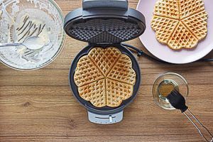 Waffeln im Waffeleisen ausbacken.