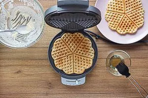 Waffeln im Waffeleisen ausbacken.
