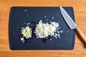 Zwiebeln und Knoblauch klein schnippeln.