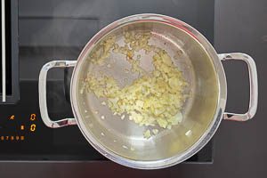 Zwiebeln andünsten.