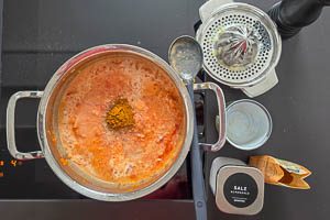 Kokosmilch, Limette und Gewürze zugeben und abschmecken.