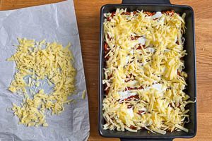 Gouda &uuml;ber die Lasagne reiben und verteilen