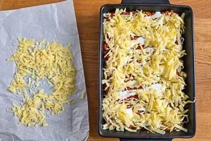 Gouda &uuml;ber die Lasagne reiben und verteilen