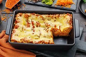 Linsenlasagne ofenfrisch servieren