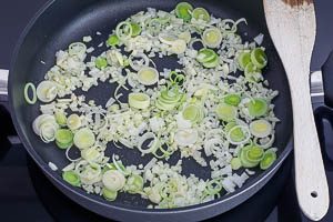 Zwiebeln, Knoblauch und Lauch in Oliven&ouml;l and&uuml;nsten