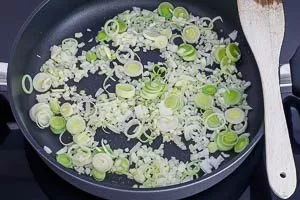 Zwiebeln, Knoblauch und Lauch in Oliven&ouml;l and&uuml;nsten