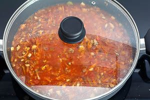 Die Linsenbolognese f&uuml;r die Linsenlasagne aufkochen lassen