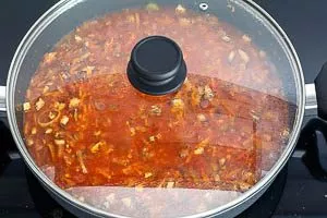 Die Linsenbolognese f&uuml;r die Linsenlasagne aufkochen lassen