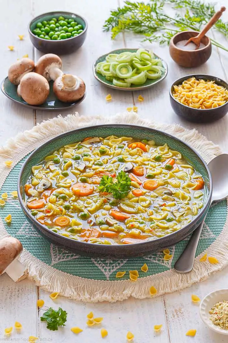 Aromatische Nudelsuppe mit frischem Gemüse