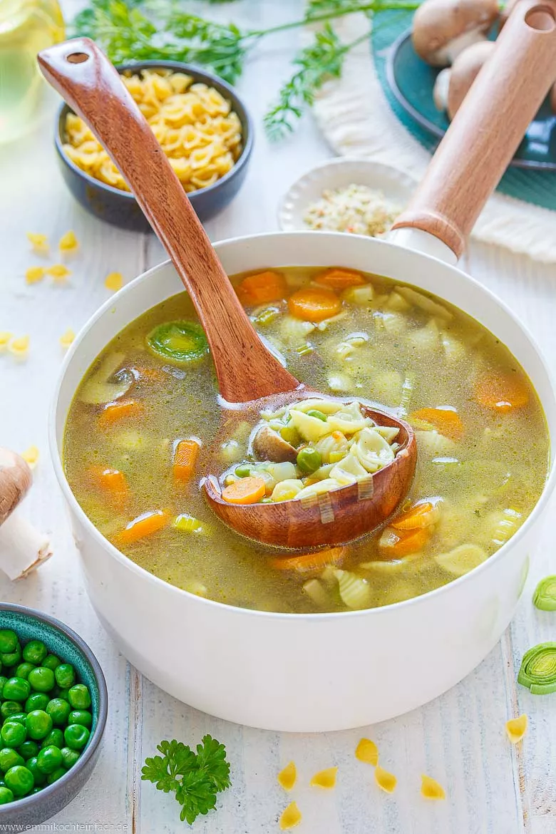 Topf voller Brühe, Muschelnudeln und Gemüse