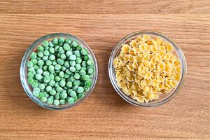 Erbsen und Nudeln bereitstellen