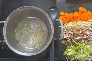 Zwiebelwürfel im Topf mit Öl andünsten