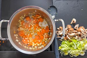 Möhren und Sellerie dazugeben und andünsten